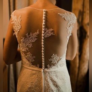 Sleeveless Off-White Wedding Dress